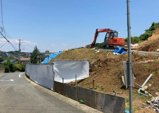 【外観】 | 隣家の土地はどうなっているのか、生活利便施設が近くにあるのか、学校まで近いかなど、お客様のライフスタイルにあわせたイメージが重要です。また、近くにあると困る施設が近くにないかも確認するといいでしょう。