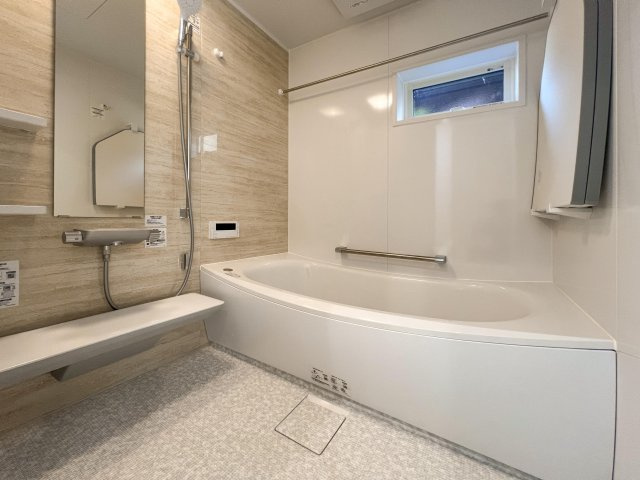 新築分譲［ミラクラス磯辺］の浴室|浴槽を断熱材で包みこんだ魔法便のような構造で、お湯の温かさを保ちます