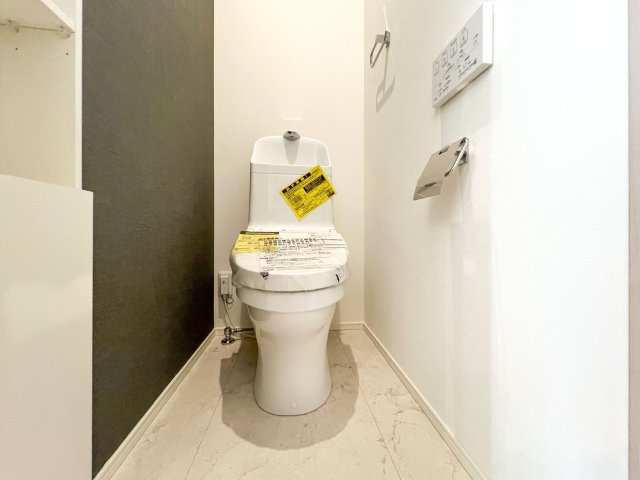 新築分譲［ミラクラス磯辺］のトイレ|お掃除のしやすさを究めたフチなし形状「スゴフチ」を採用