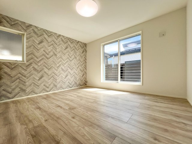 新築分譲［ミラクラス磯辺］の洋室|【A号棟】７．５帖居室
アクセントクロスにより落ち着いた雰囲気を演出