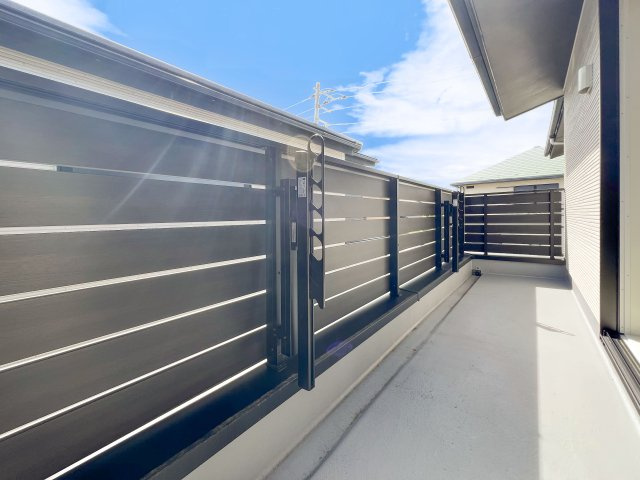 新築分譲［ミラクラス磯辺］のバルコニー|南側に面しているので、陽当たり良好です