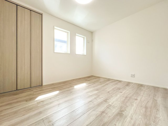 新築分譲［ミラクラス磯辺］の洋室|【A号棟】６．０帖居室
南側を２面採光にしているので、やさしい陽射しが空間をつつみこみます