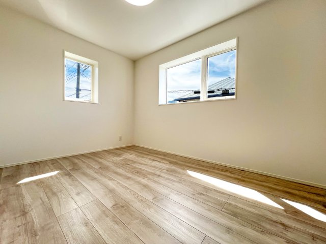 新築分譲［ミラクラス磯辺］の洋室|【A号棟】６．０帖居室
クローゼット収納付きのため、収納家具に場所を取られずお部屋がスッキリ使えます