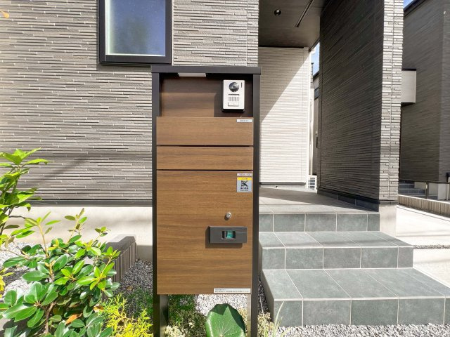 新築分譲［ミラクラス磯辺］の玄関|宅配BOXあり
非対面でもお荷物の受け取りが可能＆ご不在時でも安心です