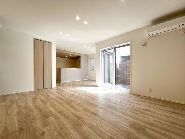 新築分譲［ミラクラス磯辺］の居間・リビング|【A号棟】LDK２０．３帖
お子さまが駆け回れるゆとりがあれば、雨の日のおうち遊びも安心♫