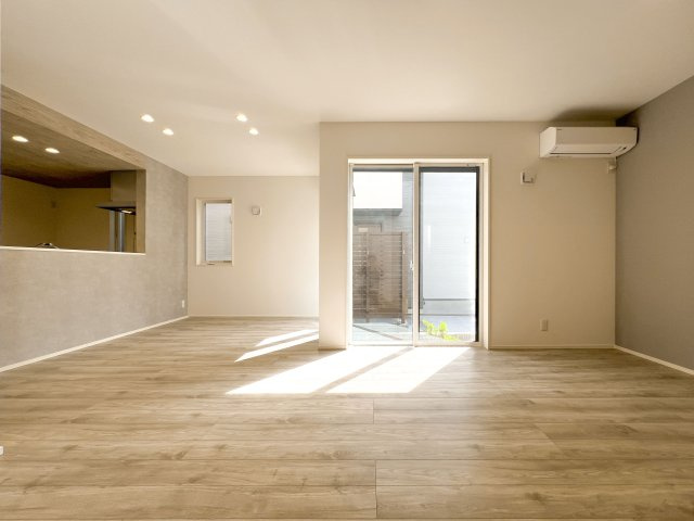 新築分譲［ミラクラス磯辺］の居間・リビング|【A号棟】LDK２０．３帖
キッチンからまっすぐにリビングが見渡せる、ご家族のコミュニケーションを考慮した企画設計です