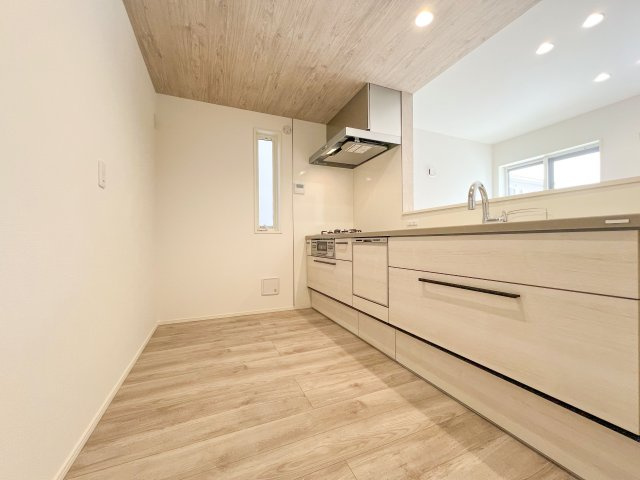 新築分譲［ミラクラス磯辺］のキッチン|調理中や泡だらけの手でも、触らずに水が出せる便利なハンズフリー水栓を採用