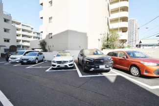 【駐車場】 | マンションの駐車場スペース。空きの有無や駐車料金、サイズ規定などについては、改めてお問い合わせください。～即日のご見学可能～　お問合せはお気軽にどうぞ。