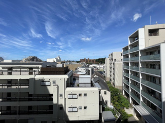 【展望】 | バルコニーの様子。ここからの眺めが、日々のストレスを発散してくれることでしょう。ちなみにバルコニーは専有部分ではなく「共用部分」の扱いです。～即日のご見学可能～　お問合せはお気軽にどうぞ。