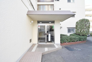 【エントランス】 | お客様を、そして住人を出迎えてくれるマンションのエントランス。ゴミが落ちていないことからも、管理状態の良さや住民の節度の高さが見て取れます。～即日のご見学可能～　お問合せはお気軽にどうぞ。