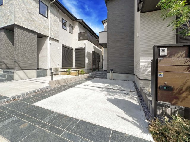 新築分譲［ミラクラス磯辺］の駐車場|カースペースにはEV車充電用屋外電源を完備しています