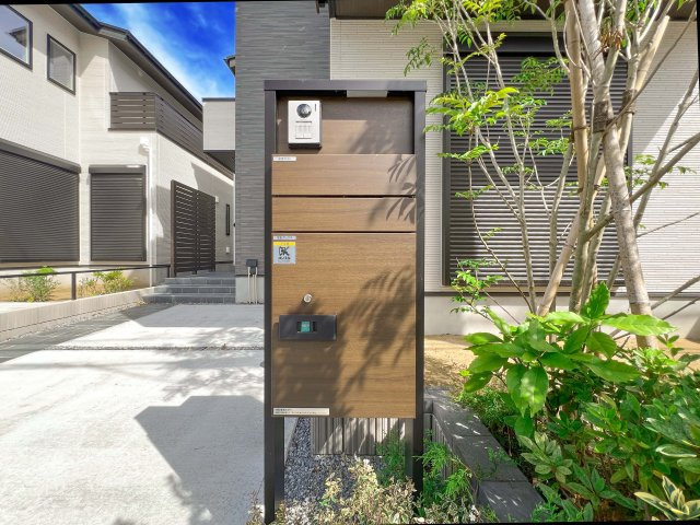 新築分譲［ミラクラス磯辺］の玄関|宅配ボックス
非対面でもお荷物の受け取りが可能＆ご不在時でも安心です