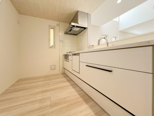 新築分譲［ミラクラス磯辺］のキッチン|調理中や泡だらけの手でも、触らずに水が出せる便利なハンズフリー水栓を採用