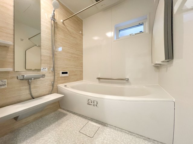 新築分譲［ミラクラス磯辺］の浴室|浴槽を断熱材で包みこんだ魔法便のような構造で、お湯の温かさを保ちます