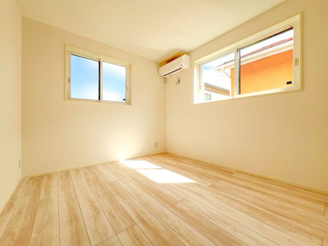 新築分譲［ミラクラス磯辺］の洋室|【B号棟】５．４帖居室
明るい２面採光。南側の窓から豊かな陽光を取り込みます