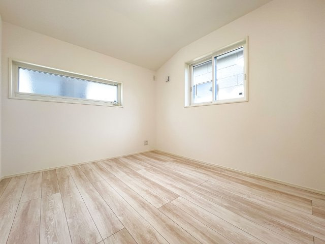 新築分譲［ミラクラス磯辺］の洋室|【B号棟】５．４帖居室
すべての空間を２面採光にしております。収納も配置しております。