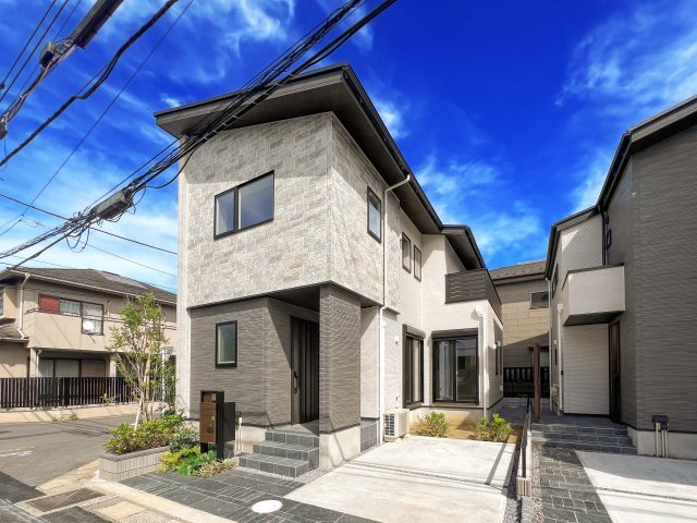 新築分譲［ミラクラス磯辺］の外観|【A号棟】●暮らしやすい２階建て　●ファミリークローク付きで収納豊富　●角地で陽当たり良好