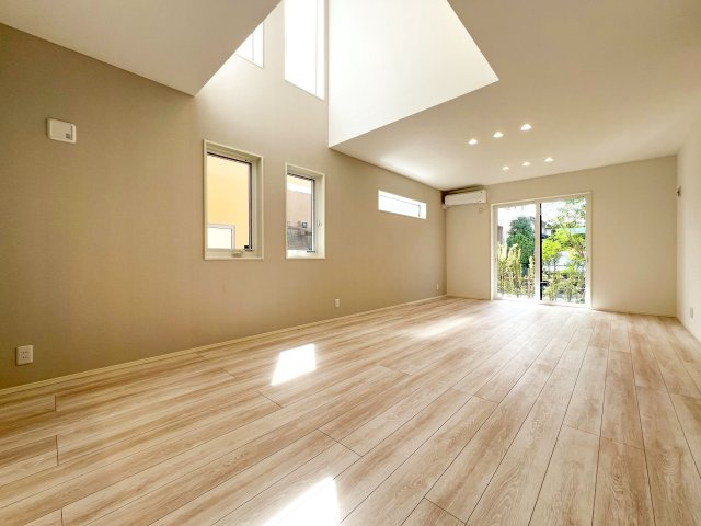 新築分譲［ミラクラス磯辺］の居間・リビング|【B号棟】LDK１９．９帖
リビング上部は吹抜け天井で、帖数以上の広がりが感じられます