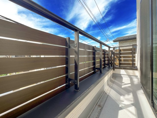 新築分譲［ミラクラス磯辺］のバルコニー|低層住宅街の開放的で落ち着いた眺望が広がります