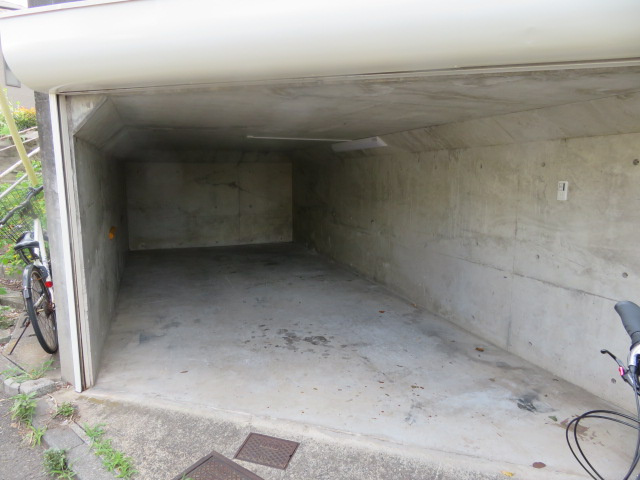 仲介手数料無料　横浜市中区本牧町１丁目　中古戸建の駐車場