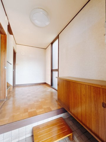 【中古戸建】渋川市金井の玄関|■玄関｜玄関から、我が家を心地よく。自然の風や光を感じられる気持ちのいい玄関へ。