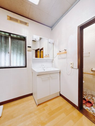 【中古戸建】渋川市金井の独立洗面台|■洗面室｜大きな鏡で朝の身支度もラクラク♪毎日の忙しい準備が楽しくなる洗面所です(^^♪