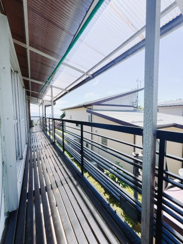 【中古戸建】渋川市金井のバルコニー|■バルコニー｜あたたかな陽のひかりを浴びることのできるバルコニー。お洗濯物やお布団を干せば、家族みんなが気持ちよく暮らすことができます(*^^*)