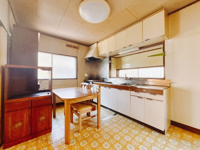 【中古戸建】渋川市金井のキッチン|■キッチンスライド収納｜全スライド式収納キッチン。鍋やお皿の出し入れもラクラクです☆また、ワークトップ幅が広く、お子さまと並んで料理ができます♪