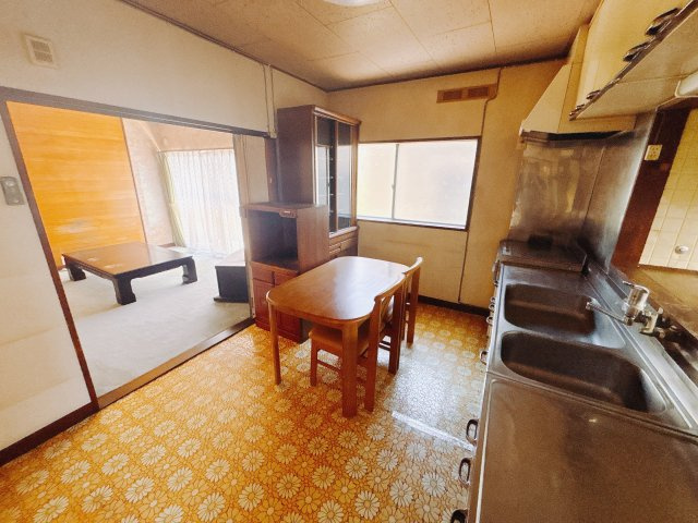 【中古戸建】渋川市金井のキッチン|■キッチン｜ワークトップの幅が広く、お子様といっしょにお料理をつくったり、ちょっとしたパーティーも楽しめます。