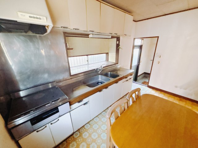 【中古戸建】渋川市金井のキッチン|■キッチン｜大きなお鍋や調理用具のも出し入れラクラクな収納がたっぷり！毎日使う場所だからこそ、無理のない姿勢で作業できるのは嬉しいポイントですね(*＾＾*)♪