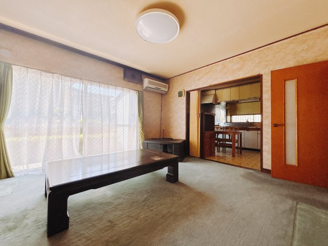 【中古戸建】渋川市金井の居間・リビング|■ダイニング｜シンプルな色使いでどんな家具でも合わせやすいデザイン！家具配置もしっくりくる間取りです♪