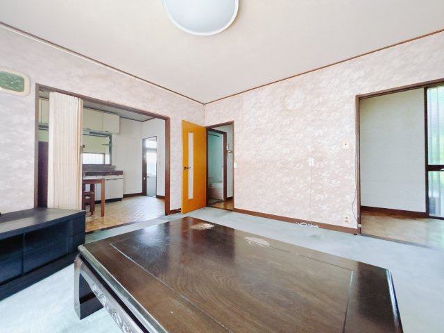 【中古戸建】渋川市金井の居間・リビング|■リビング｜ママの素敵な笑顔でご家族を迎え入れてあげてくださいね( ＾＾ )