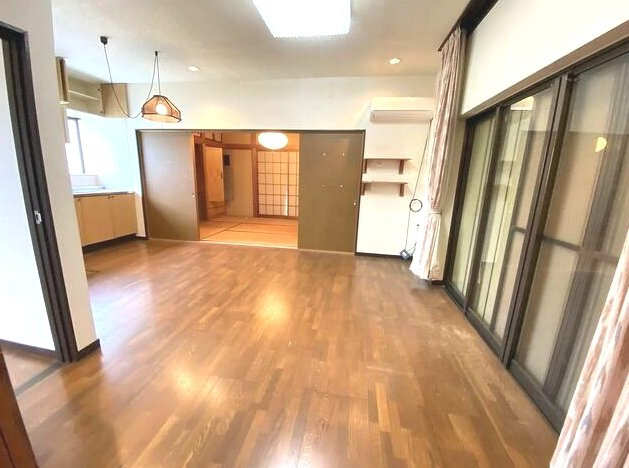茂原市千町　平家中古戸建の居間・リビング|敷地約117坪　家庭菜園・ドックラン・バーベキュー可能です。閑静な分譲地内 ２LDK平家角地