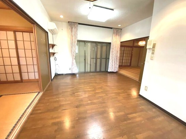 茂原市千町　平家中古戸建の居間・リビング|敷地約117坪　家庭菜園・ドックラン・バーベキュー可能です。閑静な分譲地内 ２LDK平家角地