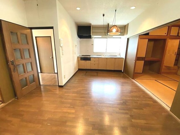 茂原市千町　平家中古戸建の居間・リビング|敷地約117坪　家庭菜園・ドックラン・バーベキュー可能です。閑静な分譲地内 ２LDK平家角地