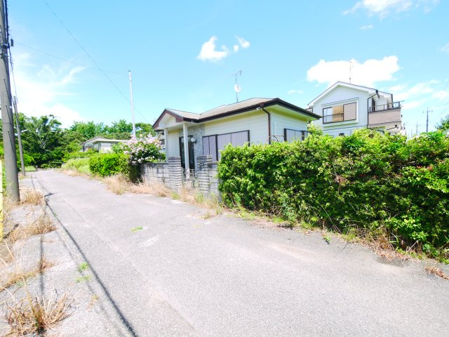 茂原市千町　平家中古戸建の前面道路含む現地写真|敷地約117坪　家庭菜園・ドックラン・バーベキュー可能です。閑静な分譲地内 ２LDK平家角地