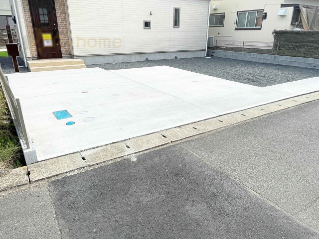 ひたちなか市殿山町2丁目　新築戸建て　A号棟の駐車場|カースペースは3台完備。ゲスト用のスペースも確保できますね♪