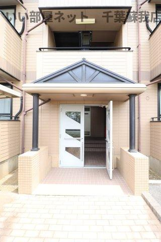 ファーストターフ鎌取　Ｃのエントランス|毎日通るエントランスはこのようになっています