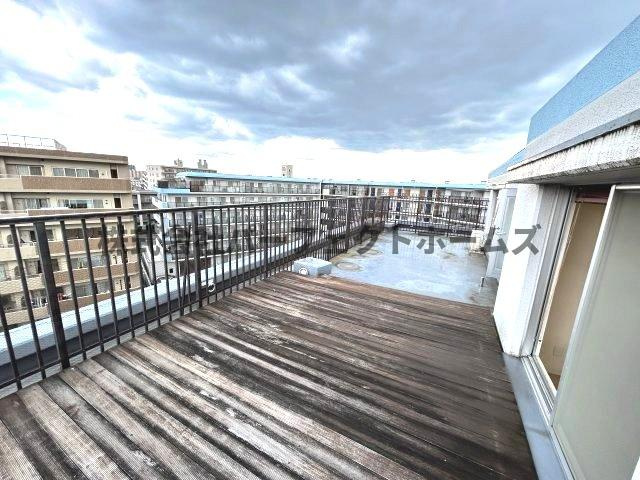 グランパティオ枚方のバルコニー|暖かな日差しのふりそそぐバルコニー