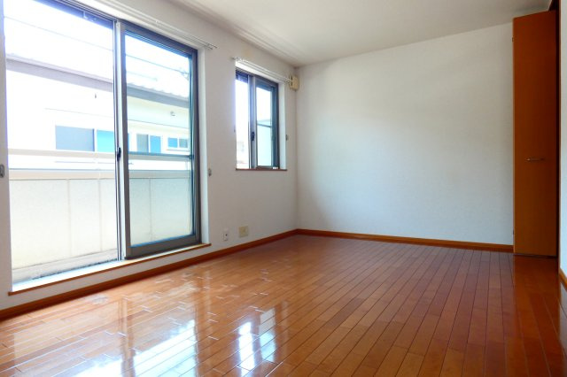 【洋室】 | 8.9帖で開放的なお部屋でございます。