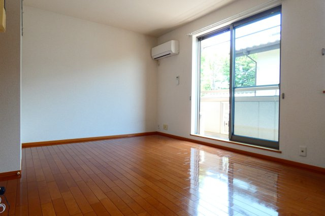 【寝室】 | エアコン・シャッター付のお部屋です。