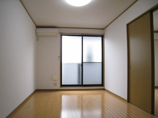 アムールルネの洋室