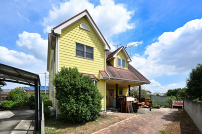 【外観】 | 太田市岩瀬川町　２世帯中古住宅 | かわいらしい黄色い外壁の洋風住宅♪
６LDK+Sの２世帯住宅は唯一無二の物件です！