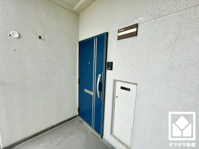 ファミール伏見Ｂ棟の玄関