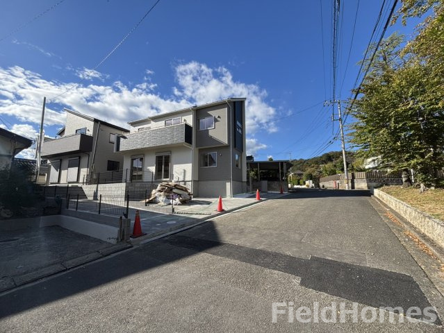 厚木市鳶尾1丁目新築戸建て　2号棟の前面道路含む現地写真|前面道路含む現地写真です。