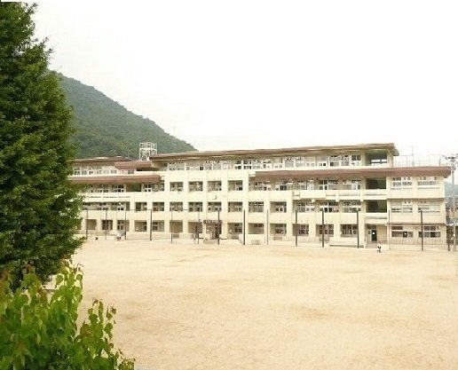 フォレストリバーの周辺|八木小学校まで300m