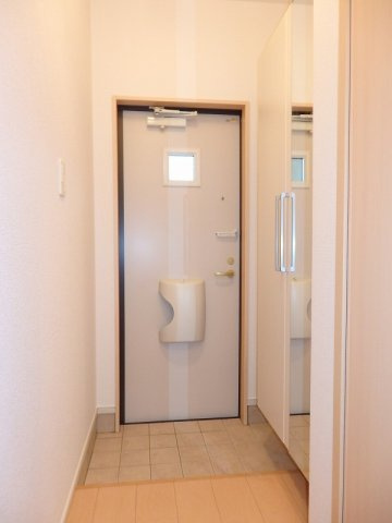 エテルノ　デーア　Ａの玄関|収納もある玄関です