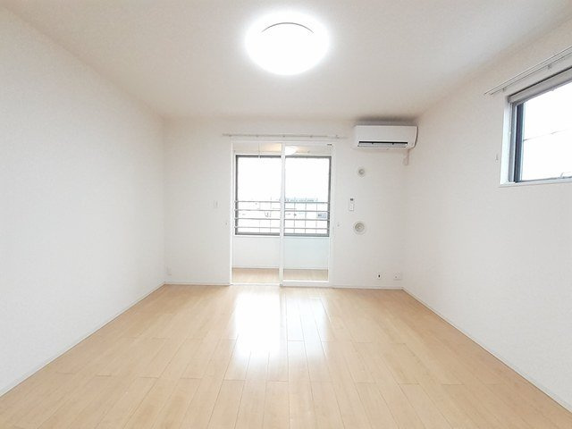 グランツ町村Ⅱの居間・リビング|ゆったりとした居間です