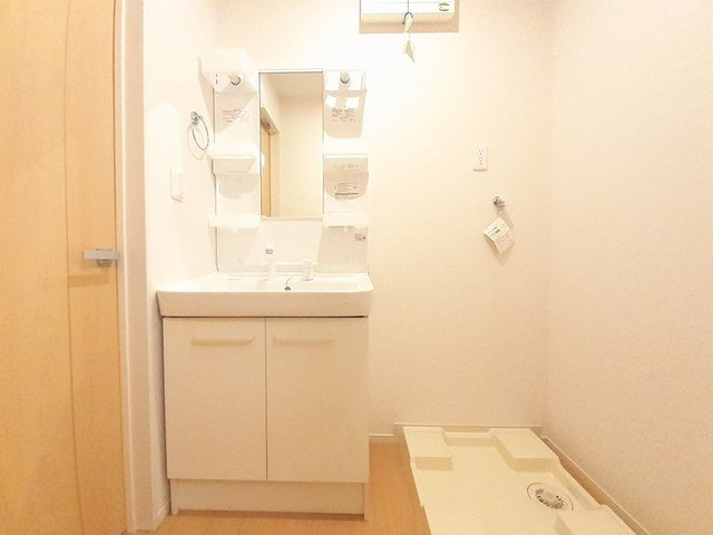 グランツ町村Ⅱの洗面所|ゆったりとスペースのある洗面所