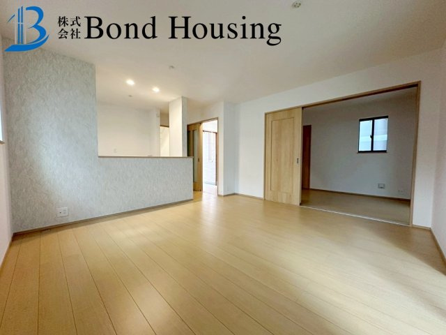 滝の茶屋駅まで徒歩5分　城が山1丁目　新築戸建の居間・リビング